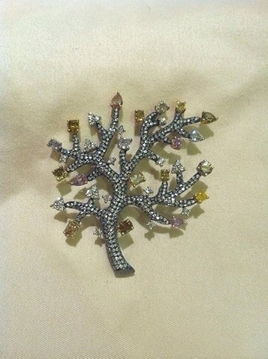 愛珠寶就要秀出來(lái) 彩寶鉆石翡翠電梯，美不勝收