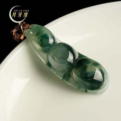 月牙緣珠寶 精雕細琢，四季常青——18K金鑲嵌飄花A貨翡翠四季豆吊墜鑒賞